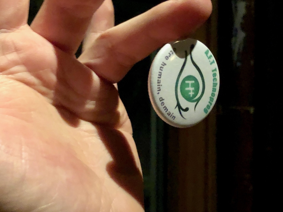 Un badge se colle comme par magie sur la main de l'homme.
