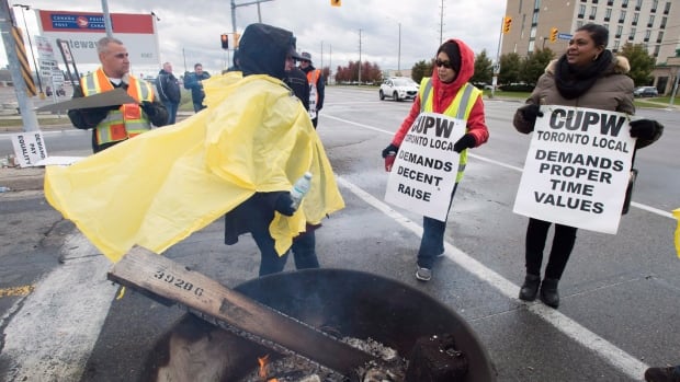 Feds appoint mediator in hope of ending Canada Post walkouts