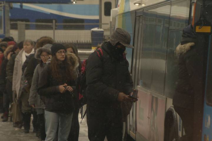 Long lines and ‘jam-packed’ buses frustrate commuters on Montreal’s 105 bus – Montreal