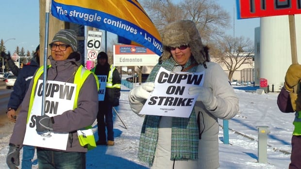 Unions ramp up pressure to block back-to-work bill for Canada Post employees