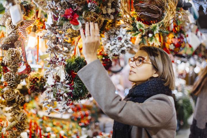 How much Canadians across the country plan to spend this holiday season – National