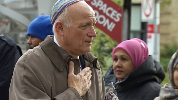 ‘We share that pain’: Muslims form rings of peace at GTA synagogues in wake of U.S. shooting