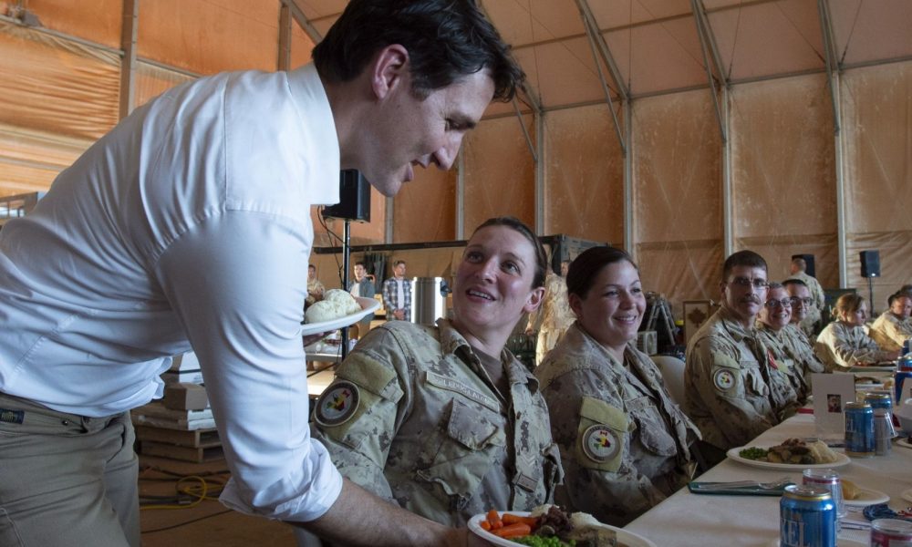 Le premier ministre Justin Trudeau fait une visite aux soldats canadiens au Mali