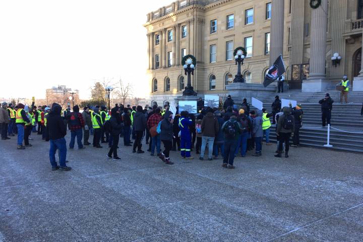 Edmonton police respond as ‘yellow vest’ rally, counter-protest turns violent – Edmonton