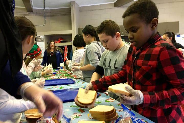 Students at Edmonton school get into Christmas spirit by making lunches for city’s homeless – Edmonton