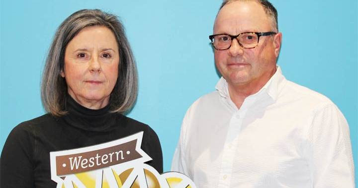 Brother, sister from Fort Qu’Appelle, Sask. win $1 million with lottery ticket