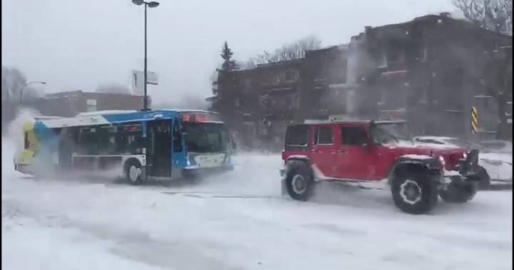 Good Samaritans help tow Montreal transit bus stuck on slippery slope – Montreal