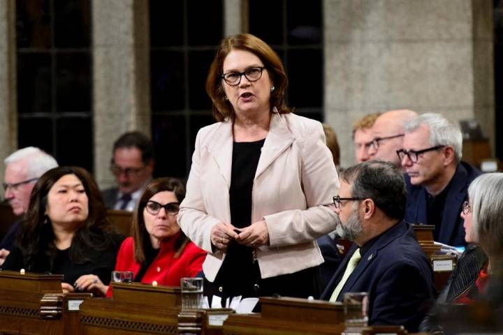 Jane Philpott takes over Treasury Board, Jody Wilson-Raybould to oversee veterans in cabinet shuffle