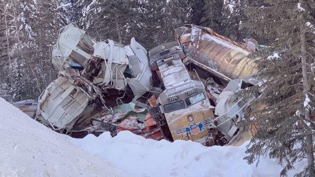 3 crew members killed in CP train derailment near Field, B.C.