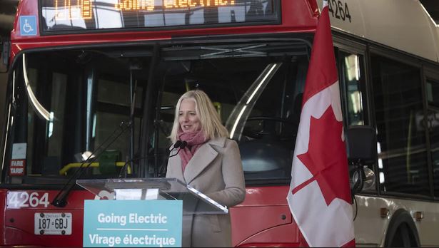Ottawa injecte 2,75 milliards $ pour électrifier la flotte d’autobus au pays